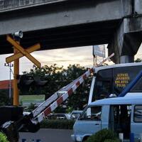 inilah-akibat-jika-terobos-palang-pintu-perlintasan-kereta-api