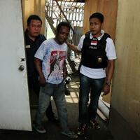 foto-menculik-dan-menyiksa-ibu-penjual-kopi-19-pemuda-kelompok-flores-ditangkap