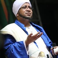 mengenang-senyum-wajah-penuh-kelembutan-penuh-kasih-sayang-mursyidunna-habib-munzir