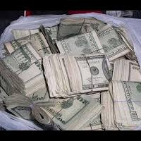 telah-ditemukan-kantong-plastik-isi-dollar