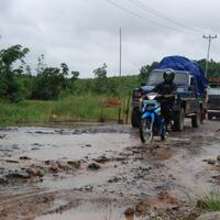 karena-mobil-iringannya-ditunjuk-gubernur-cornelis-todongkan-pistol-ke-rakyat-kecil