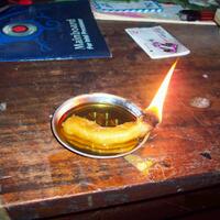 penerangan-darurat-dengan-lilin-dari-minyak-goreng
