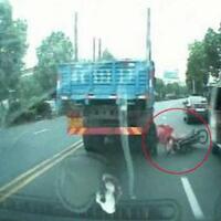 pesepeda-wanita-nyaris-dilindas-truk