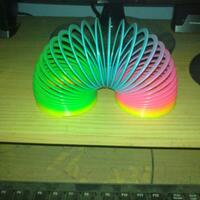 slinky-toymainan-fenomenal-di-dunia-yang-sangat-simple