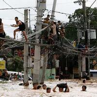 foto-foto-unik-saat-banjir-menerjang