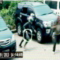 ajaib-maling-pecahin-kaca-mobil-kepergok--wolverine--asli-terekam-cctv