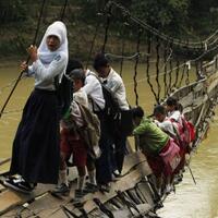 unik-ada-jembatan-yang-bisa-miring-di-inggris