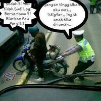 adegan-romantis-polisi-dengan-pengendara-motor-pict