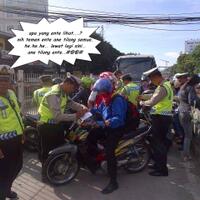 pic-kelucuan-saat-motor---mobil-masuk-jalur-busway-dan-kabur-dari-polisi