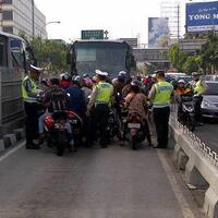 panik-ada-polisi-pemotor-angkat-motor-lewati-separator-busway-di-mampang