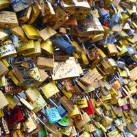 the-pont-des-arts-runtuh-karena-cinta