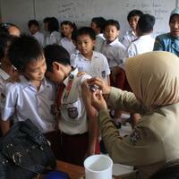 berbagai-ekspresi-siswa-sekolah-dasar-saat-diimunisasi