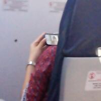 bagaimana-jika-pramugari-yang-nyalain-hp-di-pesawat