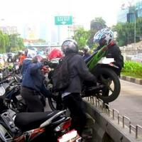 agan2-setuju-ga-klu-sparator-busway-dibikin-setinggi-orng-dewasa-krng-lbh-150cm