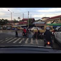 pak-pol-ini-mau-di-siram-kopi-juga-ya-jalanan-macet-malah-asik-bbm-an