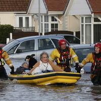 full-pict-foto-foto-dramatis-inggris-dilanda-banjir-dan-badai