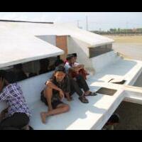 terdampar-kapal-pesiar-australia-jadi-tontonan