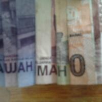 merangkai-huruf-huruf-dari-lipatan-uang