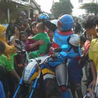 kamen-rider--kesiangan--bikin-heboh-lokasi-krl-maut-di-bintaro