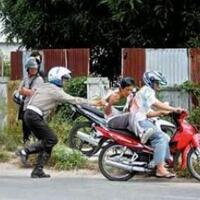 nih-para-alay-di-gebukin-polisi-gara-gara-kebut-kebutan--knalpotnya-ngeselin