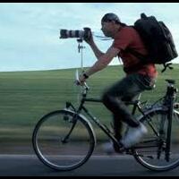 foto-teraneh-cara-orang-megang-kamera