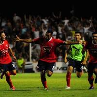 video--gila-gelandang-independiente-cetak-gol-tendangan-bebas-dari-tengah-lapangan
