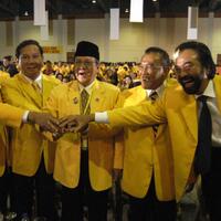 prabowo-aburizal-helikopter-dan-cipika-cipiki