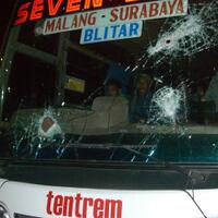 bus-ane-kaca-nya-di-lempar-batuterus-pelaku-nya-realbro
