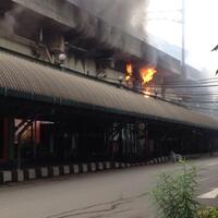 restoran-terbakar-di-stasiun-gambir---27-12-2013