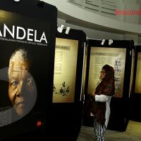 pameran-foto-nelson-mandela-pejuang-kemanusiaan-pakai-batik