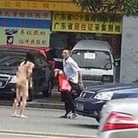 bahaya-gan-cewek-ini-tanpa-busana-di-tengah-jalan-raya