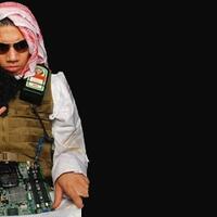 chris-smalling-mengenakan-kostum-bom-bunuh-diri