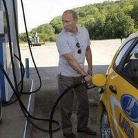 wow-foto-presiden-rusia-vladimir-putin-mengisi-bbm-mobil-sendiri