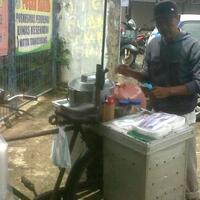 tukang-bubur-naik-haji-iklas-buburnya-untuk-korban-banjir