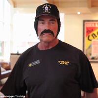 arnold-schwarzenegger-kerja-di-gold-gym