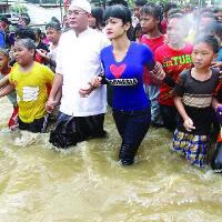 ada-pic-miss-universe--jokowi-grogi-pundaknya-diusap-usap-miss-universe