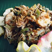 paduan-lezat-lontong-sayuran-dan-sambal-kacang