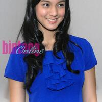 aduh-manisnya-senyuman-cewek-berbaju-biru-ini