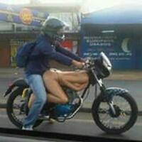 pict-ml-sambil-naik-motor-di-muka-umum