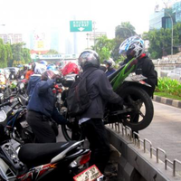 pemotor-gotong-royong-angkat-motor-dari-busway-jl-gatot-subroto-macet