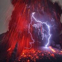 waw--berfoto-di-depan-semburan-lava-yang-tengah-menyembur---amazing