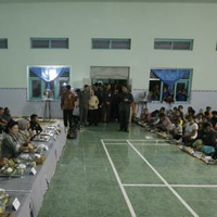 sby-makan-nasi-bungkus-bareng-pengungsi-gnkelud