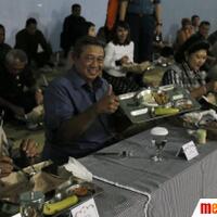 terungkap-ternyata-doi-panasbungsby-makan-nasi-bungkus-bareng-pengungsi