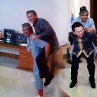 ayoo-siapa-lagi-yg-mau-di-gendong-wakil-gubernurmariiitak-gendongg-kemana-mana
