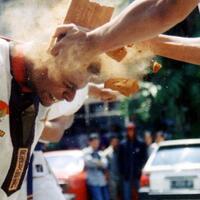 wanita-jepang-cantik-ini-dapat-memecahkan-tumpukan-genteng-dengan-kepalanya