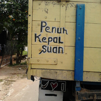 ini-nih-penjelasan-tulisan-quotnylenehquot-yang-berada-di-bak-truk-pict