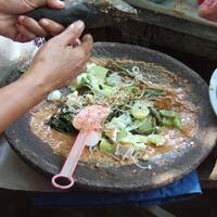 makanan-khas-indonesia-yang-menggunakan-saus-kacang-bumbu-kacang