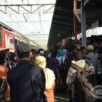 sebagian-penumpang-demo-krl-arah-jakarta-tertahan-di-stasiun-bekasi