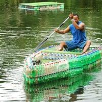 kreatif-lelaki-fiji-ini-buat-perahu-dari-600-botol-plastik-bekas