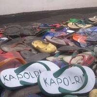 trit-spesial-jum-at-cara-ampuh-biar-sendal-lo-kagak-raib-pas-jum-atan-bray